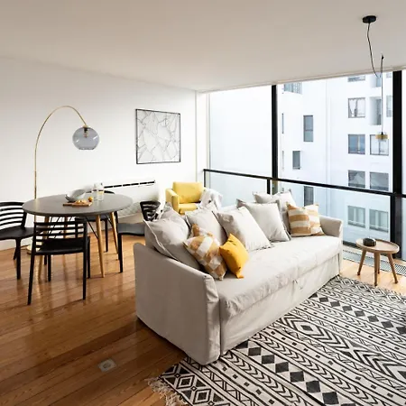 Modern Spacious Interior Well Connected Апартаменти *
