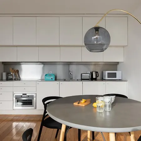 Modern Spacious Interior Well Connected