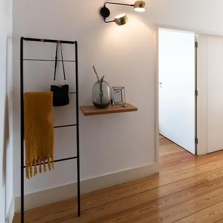 Modern Spacious Interior Well Connected Апартаменти *
